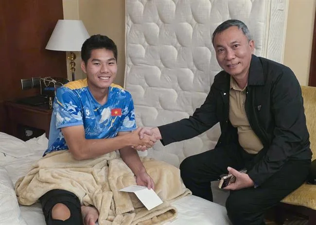 Người đàn ông đang suy nghĩ về việc quản lý tài chính khi chơi tại tải thabet